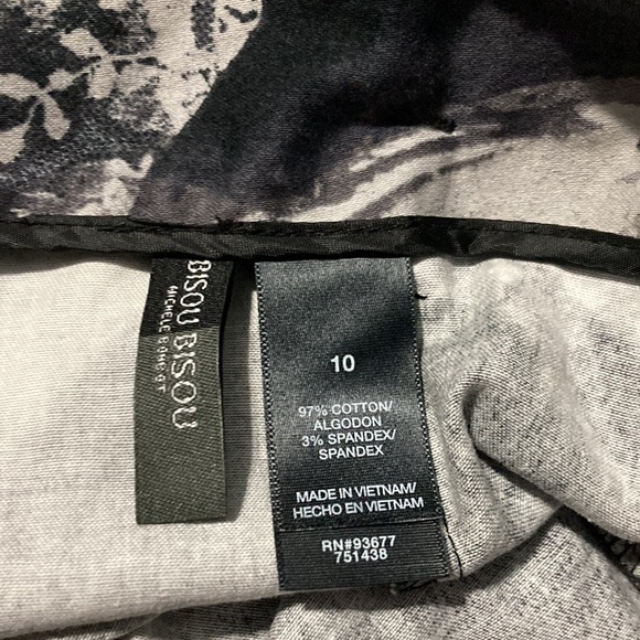 Gorgeous business skirt with some flare! - Picture 4 of 4